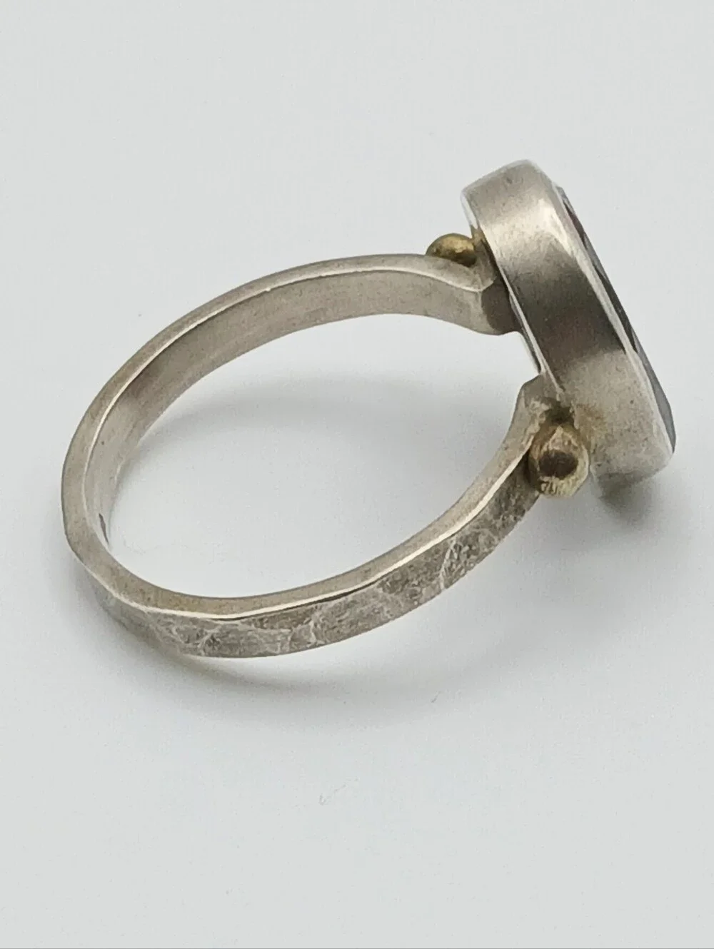 Vintage 925 Sterling Silver Hammered Garnet Unisex Ring 5g Size 8.5